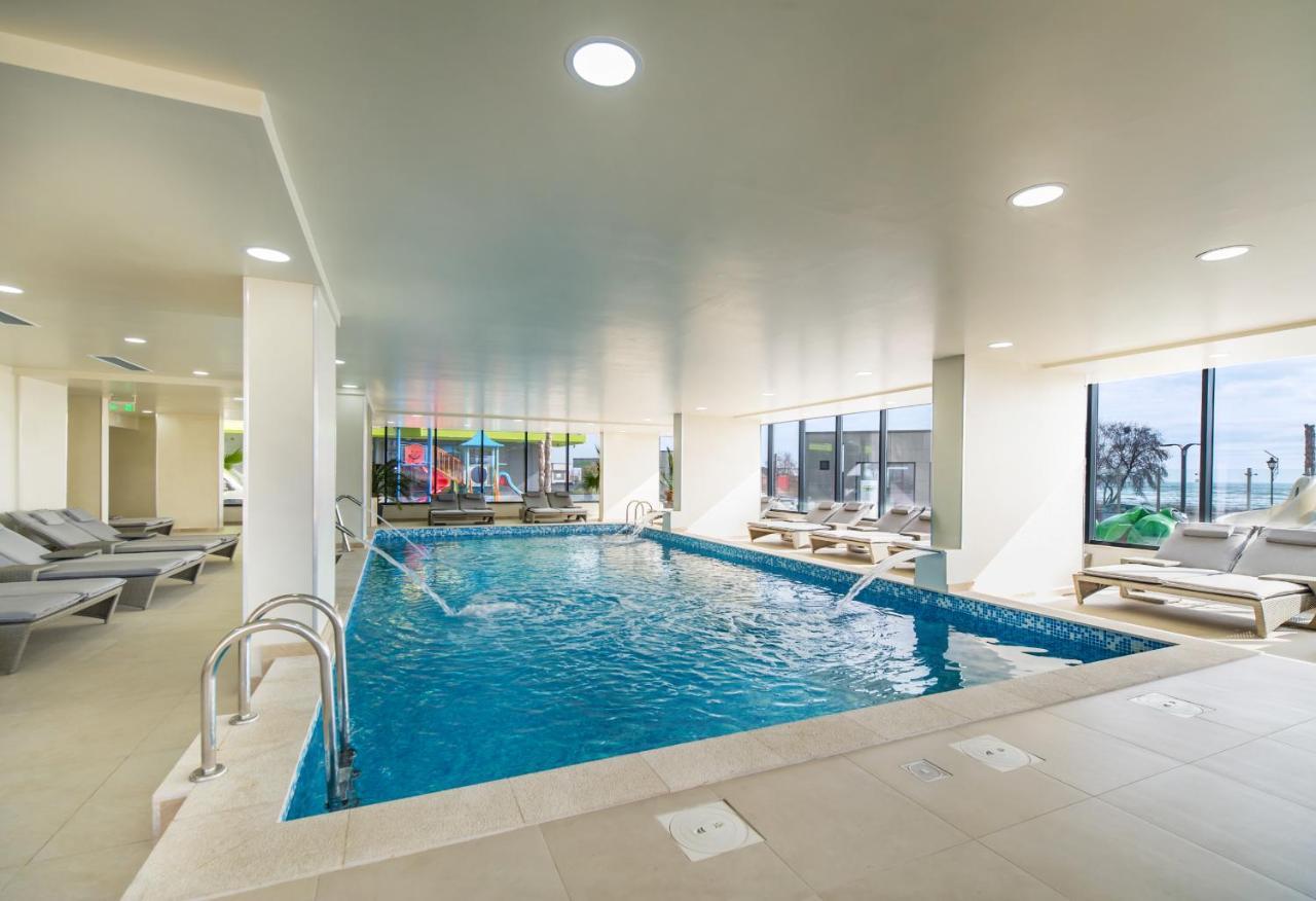Beachfront 1Br Apartment- Spa N Pools Mamaia Kültér fotó